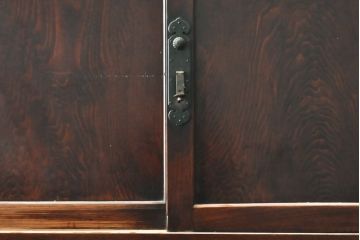 和製アンティーク　特注　最上手物!　前面欅(ケヤキ)材・鏡板杉材　時代を超えて渋みを増した金具が見事な関東収納箪笥サイドボード(夜具箪笥、布団箪笥、水屋箪笥、収納棚、戸棚)(R-059199)