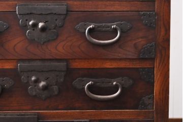 和製アンティーク　特注　最上手物!　前面欅(ケヤキ)材　時代を超えて渋みを増した金具が見事な関東収納箪笥サイドボード(夜具箪笥、布団箪笥、水屋箪笥、収納棚、戸棚)(R-059200)