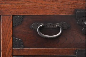 和製アンティーク　特注　最上手物!　前面欅(ケヤキ)材　時代を超えて渋みを増した金具が見事な関東収納箪笥サイドボード(夜具箪笥、布団箪笥、水屋箪笥、収納棚、戸棚)(R-059200)