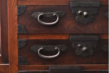 和製アンティーク　特注　最上手物!　前面欅(ケヤキ)材　時代を超えて渋みを増した金具が見事な関東収納箪笥サイドボード(夜具箪笥、布団箪笥、水屋箪笥、収納棚、戸棚)(R-059200)