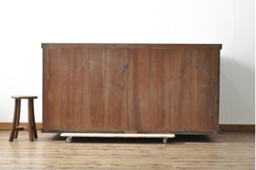 和製アンティーク　特注　最上手物!　前面欅(ケヤキ)材　時代を超えて渋みを増した金具が見事な関東収納箪笥サイドボード(夜具箪笥、布団箪笥、水屋箪笥、収納棚、戸棚)(R-059200)