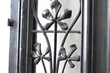 アンティーク建具　フランスアンティーク　お洒落なアクセントになるロートアイアンフェンス入りのドア1枚(扉、木製ドア、玄関ドア、建具)(R-059205)