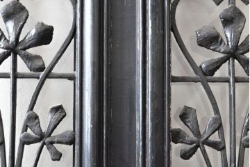 アンティーク建具　フランスアンティーク　お洒落なアクセントになるロートアイアンフェンス入りのドア1枚(扉、木製ドア、玄関ドア、建具)(R-059205)