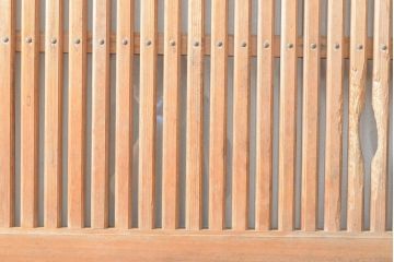 アンティーク建具　富山県産　枠ヒノキ材(檜)・板ケヤキ材(欅)　明るい木色に黒々とした金具が映える格子蔵戸1枚(玄関戸、引き戸、建具)(R-059206)