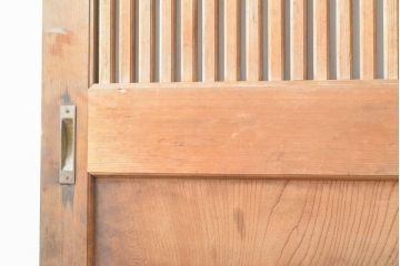 アンティーク建具　富山県産　枠ヒノキ材(檜)・板ケヤキ材(欅)　明るい木色に黒々とした金具が映える格子蔵戸1枚(玄関戸、引き戸、建具)(R-059206)