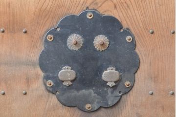 アンティーク建具　富山県産　枠ヒノキ材(檜)・板ケヤキ材(欅)　明るい木色に黒々とした金具が映える格子蔵戸1枚(玄関戸、引き戸、建具)(R-059206)