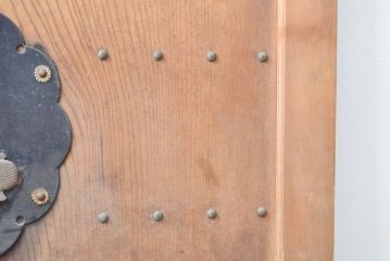 アンティーク建具　富山県産　枠ヒノキ材(檜)・板ケヤキ材(欅)　明るい木色に黒々とした金具が映える格子蔵戸1枚(玄関戸、引き戸、建具)(R-059206)