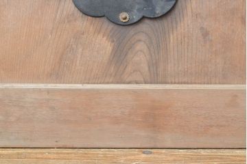 アンティーク建具　富山県産　枠ヒノキ材(檜)・板ケヤキ材(欅)　明るい木色に黒々とした金具が映える格子蔵戸1枚(玄関戸、引き戸、建具)(R-059206)