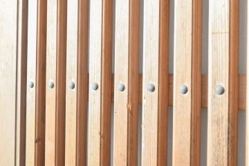 アンティーク建具　富山県産　枠ヒノキ材(檜)・板ケヤキ材(欅)　明るい木色に黒々とした金具が映える格子蔵戸1枚(玄関戸、引き戸、建具)(R-059206)