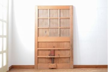 アンティーク建具　富山県産　枠ヒノキ材(檜)・板ケヤキ材(欅)　明るい木色に黒々とした金具が映える格子蔵戸1枚(玄関戸、引き戸、建具)(R-059206)