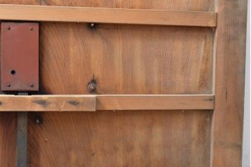アンティーク建具　富山県産　枠ヒノキ材(檜)・板ケヤキ材(欅)　明るい木色に黒々とした金具が映える格子蔵戸1枚(玄関戸、引き戸、建具)(R-059206)