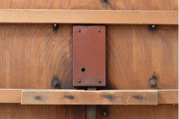 アンティーク建具　富山県産　枠ヒノキ材(檜)・板ケヤキ材(欅)　明るい木色に黒々とした金具が映える格子蔵戸1枚(玄関戸、引き戸、建具)(R-059206)