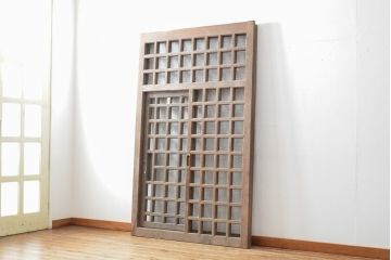 アンティーク建具　明治期　総ヒノキ(檜)材の金網入り格子くぐり戸1枚(きつね格子、狐格子、蔵戸、引き戸、格子戸、マス目、升目、玄関戸、建具)(R-059207)