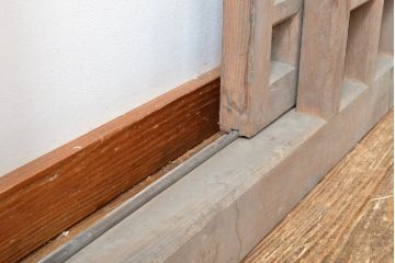 アンティーク建具　明治期　総ヒノキ(檜)材の金網入り格子くぐり戸1枚(きつね格子、狐格子、蔵戸、引き戸、格子戸、マス目、升目、玄関戸、建具)(R-059207)