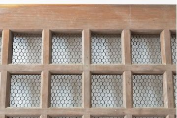 アンティーク建具　明治期　総ヒノキ(檜)材の金網入り格子くぐり戸1枚(きつね格子、狐格子、蔵戸、引き戸、格子戸、マス目、升目、玄関戸、建具)(R-059207)
