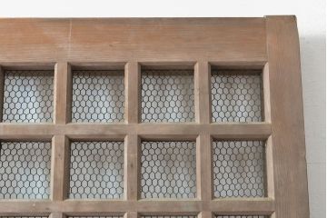 アンティーク建具　明治期　総ヒノキ(檜)材の金網入り格子くぐり戸1枚(きつね格子、狐格子、蔵戸、引き戸、格子戸、マス目、升目、玄関戸、建具)(R-059207)