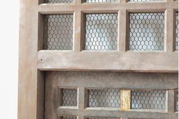 アンティーク建具　明治期　総ヒノキ(檜)材の金網入り格子くぐり戸1枚(きつね格子、狐格子、蔵戸、引き戸、格子戸、マス目、升目、玄関戸、建具)(R-059207)
