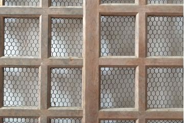 アンティーク建具　明治期　総ヒノキ(檜)材の金網入り格子くぐり戸1枚(きつね格子、狐格子、蔵戸、引き戸、格子戸、マス目、升目、玄関戸、建具)(R-059207)