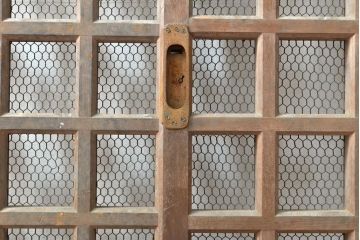 アンティーク建具　明治期　総ヒノキ(檜)材の金網入り格子くぐり戸1枚(きつね格子、狐格子、蔵戸、引き戸、格子戸、マス目、升目、玄関戸、建具)(R-059207)