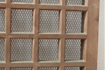 アンティーク建具　明治期　総ヒノキ(檜)材の金網入り格子くぐり戸1枚(きつね格子、狐格子、蔵戸、引き戸、格子戸、マス目、升目、玄関戸、建具)(R-059207)