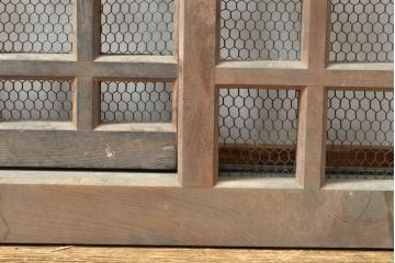 アンティーク建具　明治期　総ヒノキ(檜)材の金網入り格子くぐり戸1枚(きつね格子、狐格子、蔵戸、引き戸、格子戸、マス目、升目、玄関戸、建具)(R-059207)