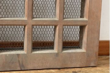 アンティーク建具　明治期　総ヒノキ(檜)材の金網入り格子くぐり戸1枚(きつね格子、狐格子、蔵戸、引き戸、格子戸、マス目、升目、玄関戸、建具)(R-059207)