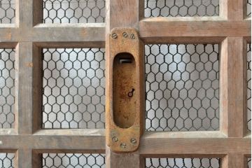 アンティーク建具　明治期　総ヒノキ(檜)材の金網入り格子くぐり戸1枚(きつね格子、狐格子、蔵戸、引き戸、格子戸、マス目、升目、玄関戸、建具)(R-059207)