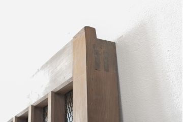 アンティーク建具　明治期　総ヒノキ(檜)材の金網入り格子くぐり戸1枚(きつね格子、狐格子、蔵戸、引き戸、格子戸、マス目、升目、玄関戸、建具)(R-059207)