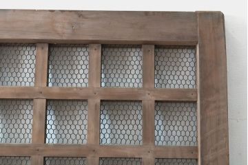 アンティーク建具　明治期　総ヒノキ(檜)材の金網入り格子くぐり戸1枚(きつね格子、狐格子、蔵戸、引き戸、格子戸、マス目、升目、玄関戸、建具)(R-059207)