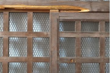 アンティーク建具　明治期　総ヒノキ(檜)材の金網入り格子くぐり戸1枚(きつね格子、狐格子、蔵戸、引き戸、格子戸、マス目、升目、玄関戸、建具)(R-059207)
