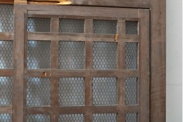 アンティーク建具　明治期　総ヒノキ(檜)材の金網入り格子くぐり戸1枚(きつね格子、狐格子、蔵戸、引き戸、格子戸、マス目、升目、玄関戸、建具)(R-059207)