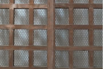 アンティーク建具　明治期　総ヒノキ(檜)材の金網入り格子くぐり戸1枚(きつね格子、狐格子、蔵戸、引き戸、格子戸、マス目、升目、玄関戸、建具)(R-059207)