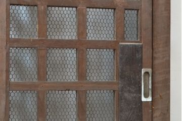 アンティーク建具　明治期　総ヒノキ(檜)材の金網入り格子くぐり戸1枚(きつね格子、狐格子、蔵戸、引き戸、格子戸、マス目、升目、玄関戸、建具)(R-059207)