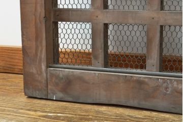 アンティーク建具　明治期　総ヒノキ(檜)材の金網入り格子くぐり戸1枚(きつね格子、狐格子、蔵戸、引き戸、格子戸、マス目、升目、玄関戸、建具)(R-059207)