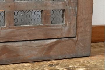 アンティーク建具　明治期　総ヒノキ(檜)材の金網入り格子くぐり戸1枚(きつね格子、狐格子、蔵戸、引き戸、格子戸、マス目、升目、玄関戸、建具)(R-059207)