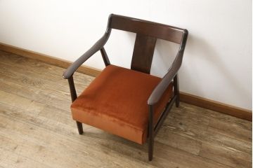 中古　松本民芸家具　#300型　レトロな雰囲気を醸し出す曲肘布張イス(1人掛けソファ、アームチェア、椅子)(定価約22万円)(R-059218)