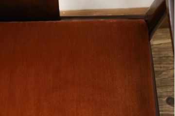 中古　松本民芸家具　#300型　レトロな雰囲気を醸し出す曲肘布張イス(1人掛けソファ、アームチェア、椅子)(定価約22万円)(R-059218)