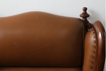 希少な絶版品　モリシゲ(MORISHIGE/森繁)　本革(レザー)　クラシカルな空間を演出する凝ったデザインが魅力の1人掛けソファ(1P、一人掛け)(定価約38万円)(R-059219)
