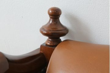 希少な絶版品　モリシゲ(MORISHIGE/森繁)　本革(レザー)　クラシカルな空間を演出する凝ったデザインが魅力の1人掛けソファ(1P、一人掛け)(定価約38万円)(R-059219)