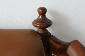 希少な絶版品　モリシゲ(MORISHIGE/森繁)　本革(レザー)　クラシカルな空間を演出する凝ったデザインが魅力の1人掛けソファ(1P、一人掛け)(定価約38万円)(R-059219)
