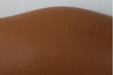 希少な絶版品　モリシゲ(MORISHIGE/森繁)　本革(レザー)　クラシカルな空間を演出する凝ったデザインが魅力の1人掛けソファ(1P、一人掛け)(定価約38万円)(R-059219)