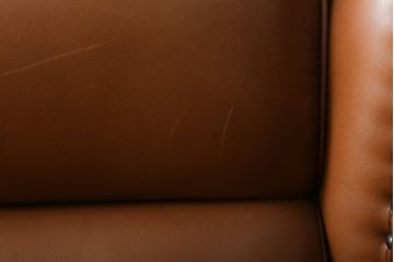 希少な絶版品　モリシゲ(MORISHIGE/森繁)　本革(レザー)　クラシカルな空間を演出する凝ったデザインが魅力の1人掛けソファ(1P、一人掛け)(定価約38万円)(R-059219)