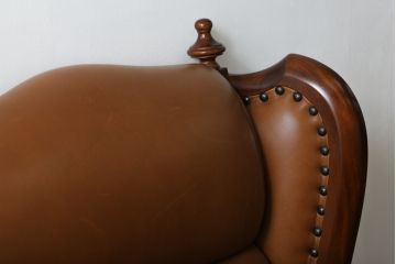 希少な絶版品　モリシゲ(MORISHIGE/森繁)　本革(レザー)　クラシカルな空間を演出する凝ったデザインが魅力の1人掛けソファ(1P、一人掛け)(定価約38万円)(R-059219)
