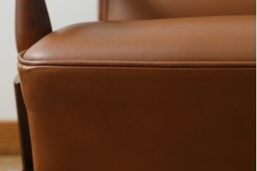 希少な絶版品　モリシゲ(MORISHIGE/森繁)　本革(レザー)　クラシカルな空間を演出する凝ったデザインが魅力の1人掛けソファ(1P、一人掛け)(定価約38万円)(R-059219)