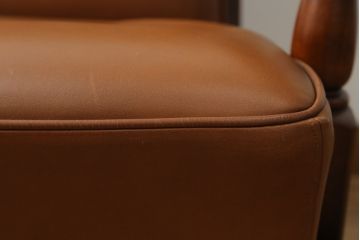 希少な絶版品　モリシゲ(MORISHIGE/森繁)　本革(レザー)　クラシカルな空間を演出する凝ったデザインが魅力の1人掛けソファ(1P、一人掛け)(定価約38万円)(R-059219)