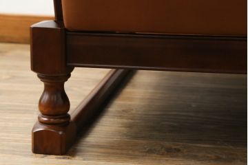 希少な絶版品　モリシゲ(MORISHIGE/森繁)　本革(レザー)　クラシカルな空間を演出する凝ったデザインが魅力の1人掛けソファ(1P、一人掛け)(定価約38万円)(R-059219)