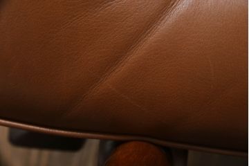 希少な絶版品　モリシゲ(MORISHIGE/森繁)　本革(レザー)　クラシカルな空間を演出する凝ったデザインが魅力の1人掛けソファ(1P、一人掛け)(定価約38万円)(R-059221)