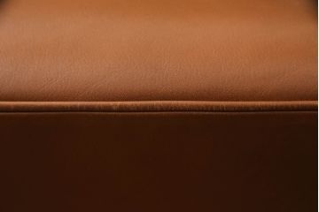 希少な絶版品　モリシゲ(MORISHIGE/森繁)　本革(レザー)　クラシカルな空間を演出する凝ったデザインが魅力の1人掛けソファ(1P、一人掛け)(定価約38万円)(R-059221)
