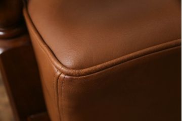 希少な絶版品　モリシゲ(MORISHIGE/森繁)　本革(レザー)　クラシカルな空間を演出する凝ったデザインが魅力の1人掛けソファ(1P、一人掛け)(定価約38万円)(R-059221)