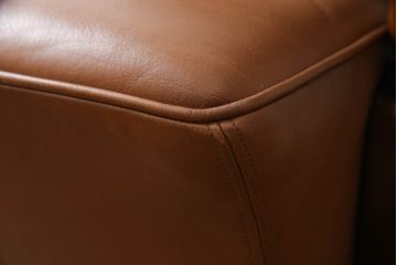 希少な絶版品　モリシゲ(MORISHIGE/森繁)　本革(レザー)　クラシカルな空間を演出する凝ったデザインが魅力の1人掛けソファ(1P、一人掛け)(定価約38万円)(R-059221)